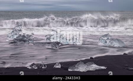 Pezzi di ghiaccio da un ghiacciaio su Diamond Beach in Islanda Foto Stock