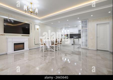 Lussuosa grande cucina domestica con pavimento in marmo Foto Stock