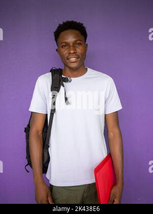 Ritratto di un giovane studente afro-americano che guarda la fotocamera Foto Stock