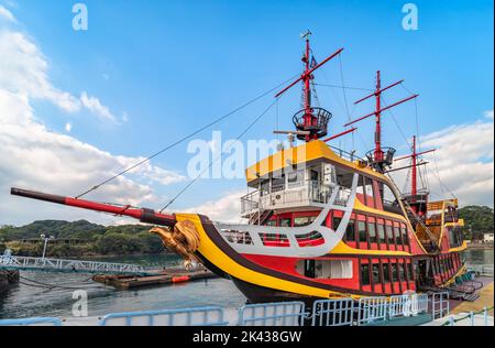 kyushu, giappone - dicembre 09 2021: La prima barca da crociera a propulsione elettrica giapponese chiamata Pirate Boat Mirai ormeggiato al pontile del molo o Foto Stock