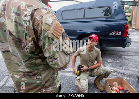 Bradenton, Florida, Stati Uniti. 29th Set, 2022. I membri del 202nd Rapid Engineer Deployable Heavy Operational Repair Squadron Engineers (RED HORSE), Florida Air National Guard, si dirigono a sud da Bradenton, Florida, per eliminare i detriti dalle strade nelle contee di Manatee, Charolette e Lee, 29 settembre 2022. Il 202nd Red HORSE Squadron, di stanza a Camp Blanding, Florida, è un team specializzato e altamente mobile di ingegneria civile composto da Florida Air National Guardsmen che fornisce capacità di risposta rapida per molteplici contingenze e operazioni in tutto il mondo. (Credit Image: © U.S. National Gua Foto Stock