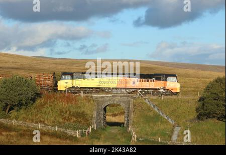 Colas ferrovia merci classe 70 diesel-elettrico loco, numero 70803, sulla linea ferroviaria di Carlisle vicino a Blea Moor il 27th settembre 2022 Foto Stock