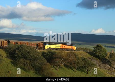 Locomotiva per trasporto ferroviario di merci COLAS classe 70 diesel-elettrica, numero 70803, sulla linea ferroviaria di Carlisle vicino a Blea Moor 27th settembre 2022. Foto Stock