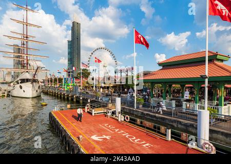 Bangkok, Thailandia - Dicembre 2021: Asiatique il lungofiume, un grande centro commerciale all'aperto popolare a Bangkok, Thailandia. La vista del centro commerciale Asiatique Foto Stock