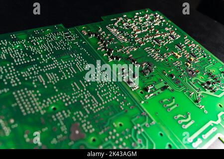 Scheda a circuito stampato multistrato verde SMD con componenti. Foto di alta qualità Foto Stock