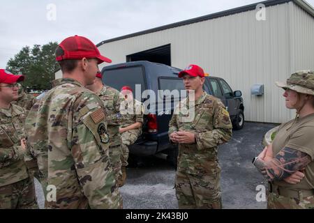 Bradenton, Florida, Stati Uniti. 29th Set, 2022. I membri del 202nd Rapid Engineer Deployable Heavy Operational Repair Squadron Engineers (RED HORSE), Florida Air National Guard, si dirigono a sud da Bradenton, Florida, per eliminare i detriti dalle strade nelle contee di Manatee, Charolette e Lee, 29 settembre 2022. Il 202nd Red HORSE Squadron, di stanza a Camp Blanding, Florida, è un team specializzato e altamente mobile di ingegneria civile composto da Florida Air National Guardsmen che fornisce capacità di risposta rapida per molteplici contingenze e operazioni in tutto il mondo. (Credit Image: © U.S. Air National Foto Stock