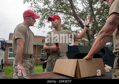 Bradenton, Florida, Stati Uniti. 29th Set, 2022. I membri del 202nd Rapid Engineer Deployable Heavy Operational Repair Squadron Engineers (RED HORSE), Florida Air National Guard, si dirigono a sud da Bradenton, Florida, per eliminare i detriti dalle strade nelle contee di Manatee, Charolette e Lee, 29 settembre 2022. Il 202nd Red HORSE Squadron, di stanza a Camp Blanding, Florida, è un team specializzato e altamente mobile di ingegneria civile composto da Florida Air National Guardsmen che fornisce capacità di risposta rapida per molteplici contingenze e operazioni in tutto il mondo. (Credit Image: © U.S. Air National Foto Stock