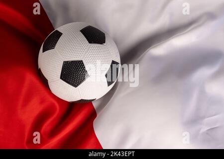 Composizione del calcio sulla bandiera nazionale dell'indonesia Foto Stock