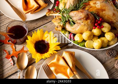 Vista dall'alto del tavolo del ringraziamento con tacchino arrosto, patate, candele e decorazione autunnale Foto Stock