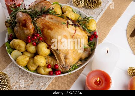 Vista dall'alto del tavolo del ringraziamento con tacchino arrosto, verdure, candele e decorazione autunnale Foto Stock