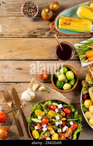 Vista dall'alto della tabella di ringraziamento arrosto tacchino, verdure autunno decorazione copia spazio su legno Foto Stock