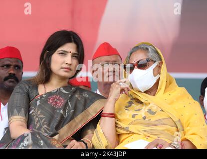 Lucknow, India. 29th Set, 2022. LUCKNOW, INDIA - SETTEMBRE 29: Ex deputato di Kannauj, Dimple Yadav insieme con membro del Parlamento nel Rajya Sabha Jaya Bachchan durante la convenzione di Stato del Partito Samajwadi 9th presso il Ramabai Ambedkar Rally Ground il 29 settembre 2022 a Lucknow, India. (Foto di Deepak Gupta/Hindustan Times/Sipa USA) Credit: Sipa USA/Alamy Live News Foto Stock