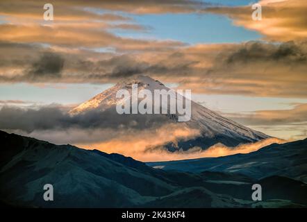 La faccia nord del vulcano Cotopaxi alle 6:30:00, con una spettacolare vista all'alba arancione dal sud di Quito, la capitale dell'Ecuador Foto Stock