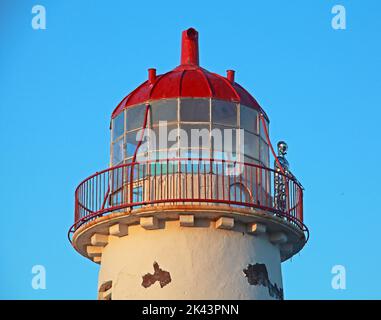 Punto di Ayr Lighthouse, noto anche come Talacre Lighthouse, costa settentrionale del Galles, Regno Unito, CH8 9RD, al tramonto di sera Foto Stock
