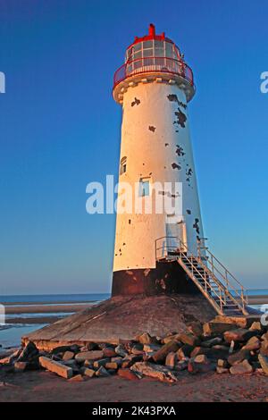 Punto di Ayr Lighthouse, noto anche come Talacre Lighthouse, costa settentrionale del Galles, Regno Unito, CH8 9RD, al tramonto di sera Foto Stock