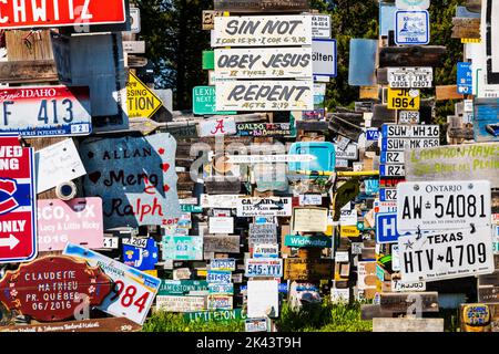 I viaggiatori possono inviare oltre 100.000 cartelli presso la Watson Lake Sign Post Forest, Watson Lake, Yukon Territories, Canada Foto Stock