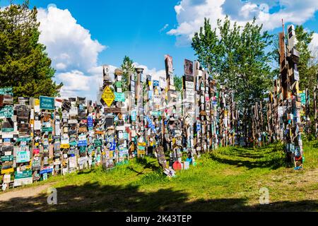 I viaggiatori possono inviare oltre 100.000 cartelli presso la Watson Lake Sign Post Forest, Watson Lake, Yukon Territories, Canada Foto Stock