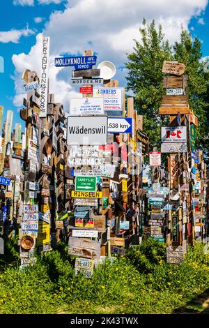 I viaggiatori possono inviare oltre 100.000 cartelli presso la Watson Lake Sign Post Forest, Watson Lake, Yukon Territories, Canada Foto Stock