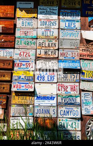 I viaggiatori possono inviare oltre 100.000 cartelli presso la Watson Lake Sign Post Forest, Watson Lake, Yukon Territories, Canada Foto Stock