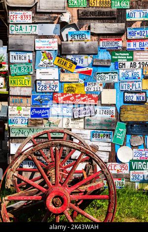 I viaggiatori possono inviare oltre 100.000 cartelli presso la Watson Lake Sign Post Forest, Watson Lake, Yukon Territories, Canada Foto Stock