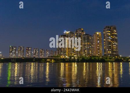 Notte, skyline, fiume Saigon, ho chi Minh, Vietnam Foto Stock