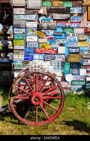 I viaggiatori possono inviare oltre 100.000 cartelli presso la Watson Lake Sign Post Forest, Watson Lake, Yukon Territories, Canada Foto Stock