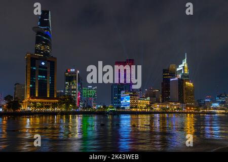 Notte, skyline, fiume Saigon, ho chi Minh, Vietnam Foto Stock
