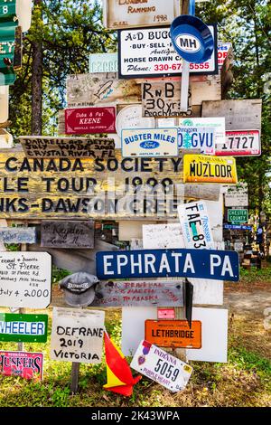 I viaggiatori possono inviare oltre 100.000 cartelli presso la Watson Lake Sign Post Forest, Watson Lake, Yukon Territories, Canada Foto Stock