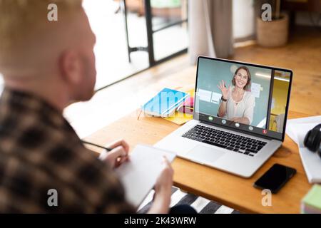 Composizione di un uomo d'affari alpino afroamericano che ha videochiamata con i colleghi in carica. Concetto di interfaccia digitale e aziendale globale digitall Foto Stock