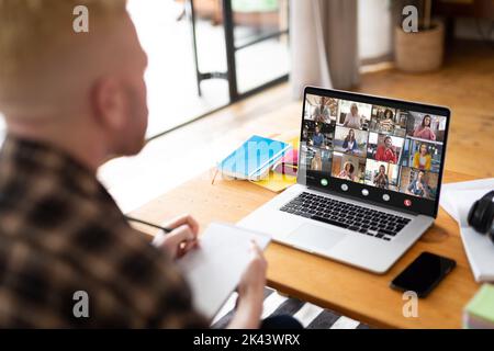 Composizione di un uomo d'affari alpino afroamericano che ha videochiamata con i colleghi in carica. Concetto di interfaccia digitale e aziendale globale digitall Foto Stock