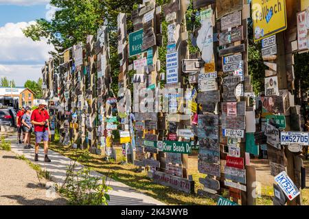 I viaggiatori possono inviare oltre 100.000 cartelli presso la Watson Lake Sign Post Forest, Watson Lake, Yukon Territories, Canada Foto Stock