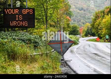 Cartello GPS pubblicato a Stowe, VT, USA, perché i grandi camion seguono il GPS e rimanere bloccato in ripido, tortuoso passo di montagna Smugglers Notch. Foto Stock