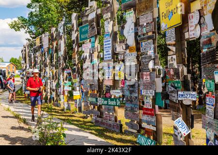 I viaggiatori possono inviare oltre 100.000 cartelli presso la Watson Lake Sign Post Forest, Watson Lake, Yukon Territories, Canada Foto Stock