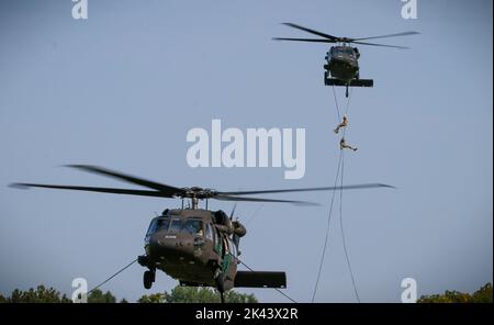 Soldati statunitensi rappel da un elicottero UH-60 Black Hawk a Camp Dodge a Johnston, Iowa, il 14 settembre 2022. Quasi 30 soldati e Airmen hanno partecipato a un corso di Rappel Master tenuto da una squadra di addestramento mobile del Centro di addestramento della Guardia Nazionale dell'Esercito con sede a Fort Benning, Georgia. (STATI UNITI Personale della Guardia Nazionale dell'Armata foto Sgt. Tawny Kruse) Foto Stock