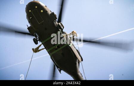 I soldati statunitensi si preparano a rappel da un elicottero UH-60 Black Hawk a Camp Dodge a Johnston, Iowa, il 14 settembre 2022. Quasi 30 soldati e Airmen hanno partecipato a un corso di Rappel Master tenuto da una squadra di addestramento mobile del Centro di addestramento della Guardia Nazionale dell'Esercito con sede a Fort Benning, Georgia. (STATI UNITI Personale della Guardia Nazionale dell'Armata foto Sgt. Tawny Kruse) Foto Stock