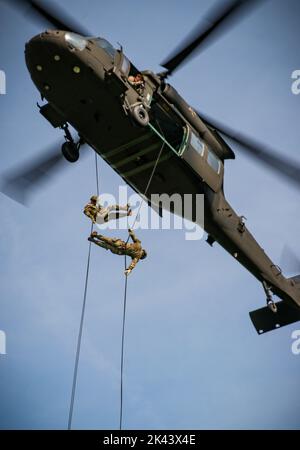 Soldati statunitensi rappel da un elicottero UH-60 Black Hawk a Camp Dodge a Johnston, Iowa, il 14 settembre 2022. Quasi 30 soldati e Airmen hanno partecipato a un corso di Rappel Master tenuto da una squadra di addestramento mobile del Centro di addestramento della Guardia Nazionale dell'Esercito con sede a Fort Benning, Georgia. (STATI UNITI Personale della Guardia Nazionale dell'Armata foto Sgt. Tawny Kruse) Foto Stock
