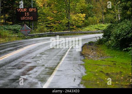 Segnale di avvertimento GPS pubblicato a Stowe, VT, USA, perché i grandi camion seguono il GPS e rimanere bloccato in ripido, tortuoso Smugglers Notch passo di montagna. Foto Stock