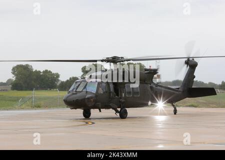 Chief Warrant Officer Five (CW5) Patrick J. Muenks decoltra il suo ultimo volo in un UH-60 Blackhawk presso l'Army Aviation Support Facility, Jefferson City, Lu., 23 settembre 2022. Muenks si ritirò dopo 41 anni di servizio dedicato alla Guardia Nazionale dell'Esercito Missouri. (Foto di U.S. Army National Guard SPC. Rosa di Trolio.) Foto Stock