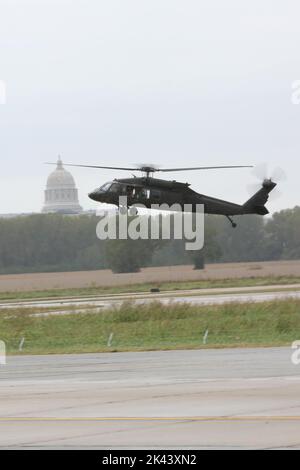 Chief Warrant Officer Five (CW5) Patrick J. Muenks decoltra il suo ultimo volo in un UH-60 Blackhawk presso l'Army Aviation Support Facility, Jefferson City, Lu., 23 settembre 2022. Muenks si ritirò dopo 41 anni di servizio dedicato alla Guardia Nazionale dell'Esercito Missouri. (Foto di U.S. Army National Guard SPC. Rosa di Trolio.) Foto Stock