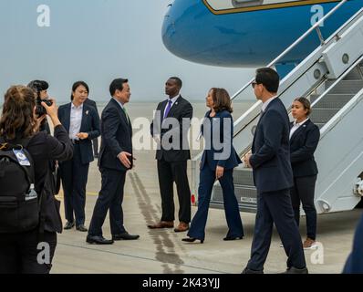 Il Vice Presidente Kamala D. Harris saluta il Sig. Hyun-dong Cho, Repubblica di Corea Vice Ministro degli Affari Esteri, presso la base aerea di Osan, ROK, 29 settembre 2022. Il viaggio del Vice Presidente Harris intende sottolineare l'alleanza USA-ROK e approfondire i legami nella regione Indo-Pacifico. (STATI UNITI Air Force foto di staff Sgt. Dwane R. Young) Foto Stock