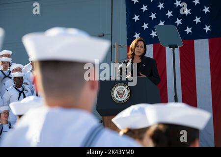 YOKOSUKA, Giappone (settembre 28, 2022) il Vice Presidente Kamala Harris si rivolge ai membri del servizio a bordo del cacciatorpediniere missilistico guidato della classe Arleigh Burke, USS Howard (DDG 83) durante la sua visita al Comandante, Fleet Activities Yokosuka (CFAY). Il tour della nave del vicepresidente e le sue osservazioni ai membri del servizio degli Stati Uniti evidenziano il continuo impegno dell'amministrazione nei confronti delle sue alleanze nella regione. (STATI UNITI Foto Navy di Mass Communication Specialist 1st Classe Kaleb J. Sarten/rilasciato) Foto Stock