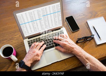 Uomo d'affari che utilizza un computer portatile in ufficio Foto Stock