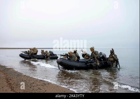 SAINT LAWRENCE ISLAND, Alaska (dal 13, 2022) il personale di un comando Naval Special Warfare basato sulla costa occidentale ha impostato la sicurezza dopo aver condotto un'evoluzione sulla spiaggia durante l'operazione Noble Defender. Questa operazione di Noble Defender dimostra la capacità di lanciare in un attimo da luoghi aerei e marittimi dispersi per difendere gli approcci del Nord in più regioni del continente in tutti i domini, mostrando resilienza di fronte a minacce molteplici e complesse. (STATI UNITI Foto Navy di Mass Communication Specialist 1st Class Alex Smedegard. Questa immagine è stata modificata a causa dell'opera Foto Stock