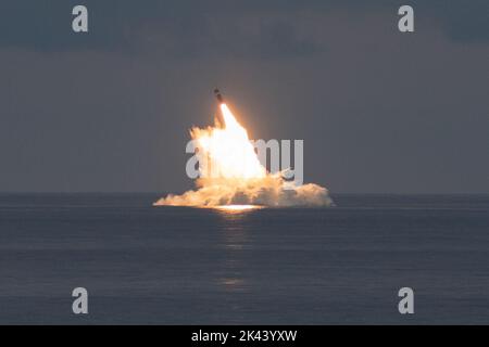 OCEANO ATLANTICO (settembre 17, 2021) un missile disarmato Trident II D5LE lancia dal sottomarino missilistico balistico USS Wyoming di classe Ohio (SSBN 742) al largo della costa di Cape Canaveral, Florida, durante l'operazione di dimostrazione e Shakedown (DASO) 31. Questo lancio faceva parte del processo di certificazione DASO del programma U.S. Navy Strategic Systems. L’obiettivo primario di DASO è quello di valutare e dimostrare la disponibilità del sistema d’arma strategica (SWS) e dell’equipaggio della SSBN prima dello spiegamento operativo in seguito alla revisione del rifornimento del sottomarino. (STATI UNITI Foto Navy di Chief Mass Communication S. Foto Stock