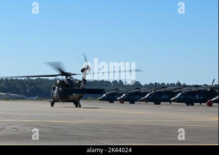 Un elicottero UH-60 Black Hawk parte da una struttura di supporto dell'aviazione della Guardia Nazionale della Louisiana per assistere con gli sforzi di risposta di emergenza dell'uragano Ian, Hammond, Louisiana, 28 settembre 2022. In conformità con le linee guida del processo Emergency Management Assistance Compact (EMAC) e su richiesta del Dipartimento di Gestione delle emergenze della Florida, il LANG sta implementando personale e attrezzature per supportare la Guardia Nazionale della Florida nella risposta all'uragano. (STATI UNITI Foto della Guardia Nazionale militare di staff Sgt. Garrett Dipuma) Foto Stock