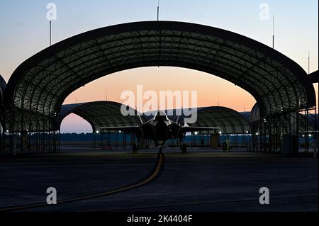 Gli aerei F-35A Lightning II di 33rd Fighter Wing vengono utilizzati per addestrare e trasformare la più recente selezione di piloti F-35A studenti della base aeronautica di Eglin, Florida. Il 33rd FW è uno dei due luoghi dell'AF che addestrano i piloti da caccia di 5th generazione pronti per il combattimento. (STATI UNITI Foto Air Force di Airman 1st Class Leandra Garcia) Foto Stock