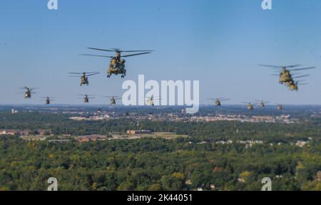 I soldati di 101st brigata dell'aviazione di combattimento (CAB), 101st divisione aerea (Air Assault), si recano alla base dell'aeronautica militare di Little Rock per la loro missione Lethal Shadow, il 27 settembre 2022, a ft. Campbell, Ky. Lo scopo della missione era di testare le capacità della CABINA 101 conducendo un assalto aereo a lungo raggio. (STATI UNITI Esercito foto di SPC. Kelvin Johnson Jr., 40th distaccamento per gli affari pubblici) Foto Stock