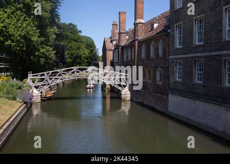 Le persone si rilassano con un tour in punt sul fiume Cam, passando attraverso il ponte matematico che attraversa il cuore di Cambridge, Regno Unito.22.06.22. Foto Stock