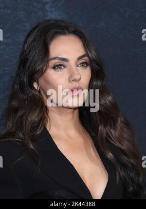 New York, NY, Stati Uniti. 29th Set, 2022. Mila Kunis alla prima Girl Alive di Netflix il 29 settembre 2022 al Paris Theater di New York. Credit: Erik Nielsen/Media Punch/Alamy Live News Foto Stock