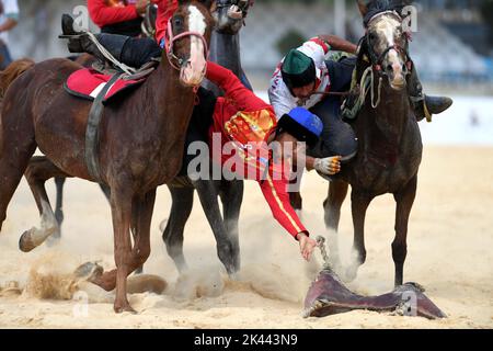 Iznik, T¨¹rkiye. 29th Set, 2022. I cavalieri competono nello sport tradizionale della capra che trascina ai 4th giochi di nomade del mondo a Iznik, T¨¹rkiye, 29 settembre 2022. Credit: Shadati/Xinhua/Alamy Live News Foto Stock